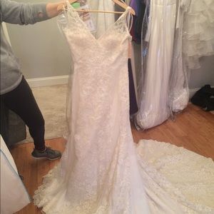La Sposa Wedding Dress Lace V-Neck size 2